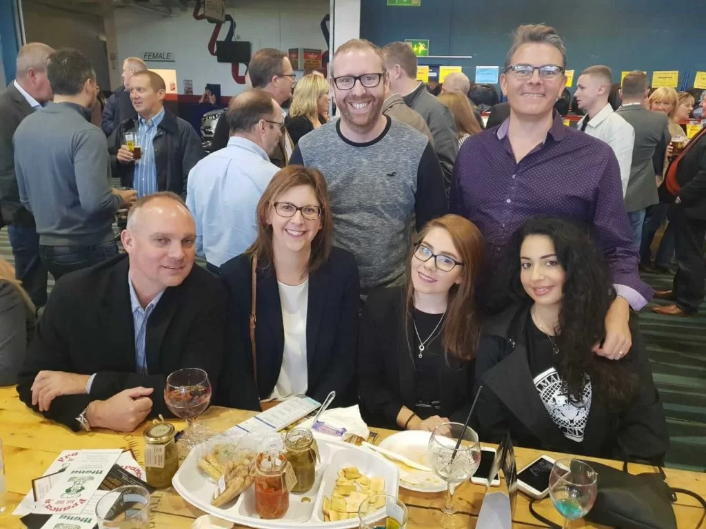 dp32glwwoaafxms-1024×768 people in office party